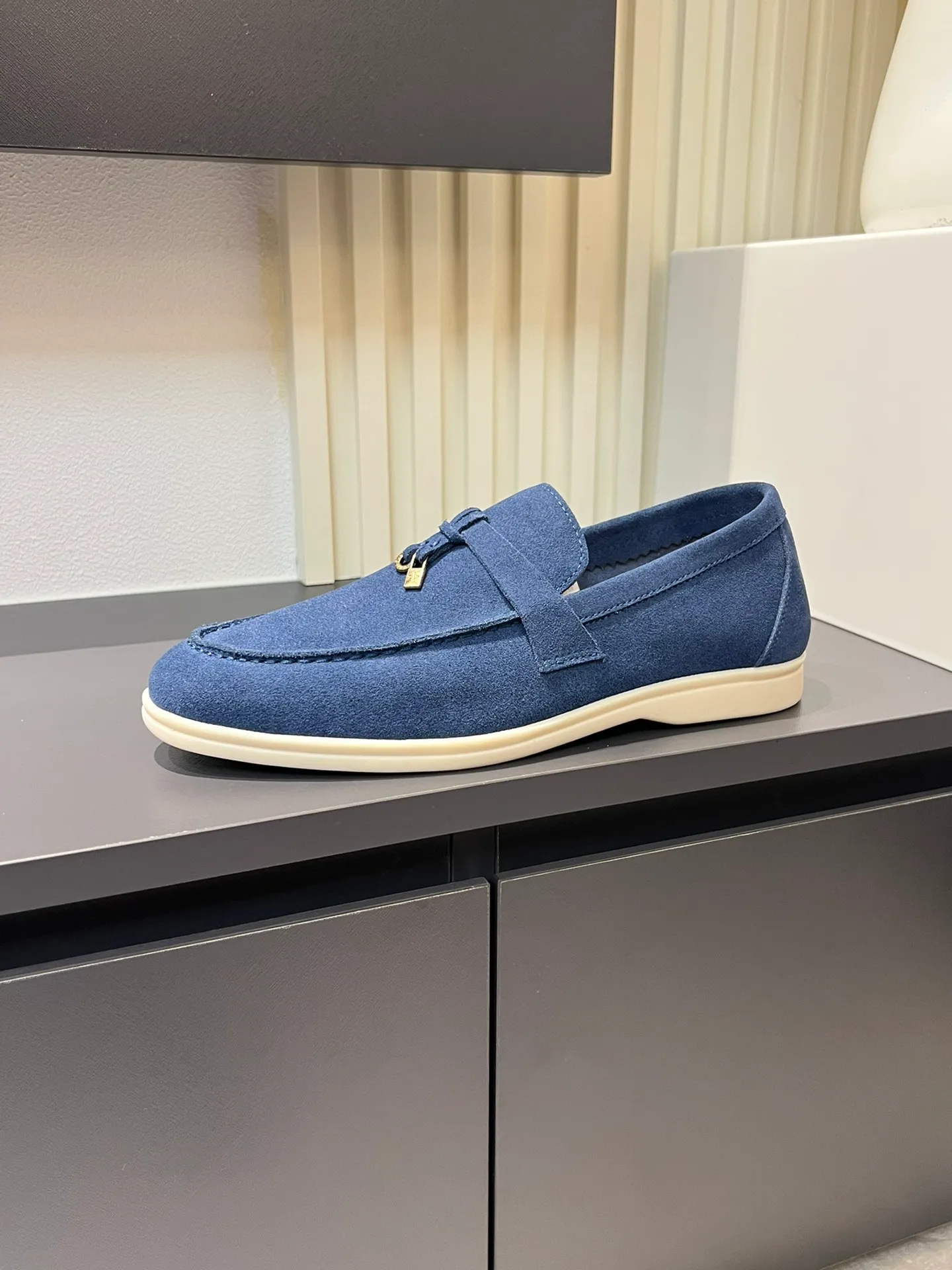 Men's shoes 💰p360 "Loro men's shoes 💰pian'*" Classic L men's shoes for couples 💰p Top version British flat loafers, a must-have item in old money style, the minimalist design is eye-catching and durable, a plus point for dressing The soft foot feel and texture are outstanding. They don’t scratch your feet and are very nice. They are matched with soft and waxy soles. They can be worn daily for a long time without getting tired. They are easy to wear, versatile and classic items, with perfect foot feel and texture! Imported cashmere fabric, the lining is made of imported A-grade water-dyed cow lining, the top version of the genuine leather midsole is sewn with pure handmade mark thread! Size: Female 35-40 (34. Customized) Male 38-44 (45.46. Customized)
